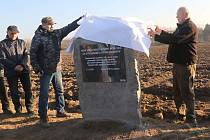 Pamětní deska, kterou 17. listopadu 2018 vztyčili odpůrci úložiště v lokalitě Na Skalním.