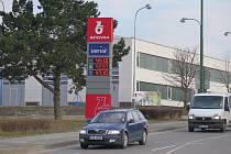 Benzín 42,50 korun, nafta dokonce za 44,10 korun. Za takové ceny se tyto komodity prodávaly 3. března 2022 na čerpací stanici Benzina v Hrotovické ulici v Třebíči.