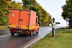 Panák s policejní vestou už asi nikomu obavy nenahání, řidiči spíše reagují na radar, který zde měří rychlost.