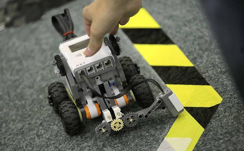 Klání ve skládání ze stavebnice Mindstorms bylo na SPŠT Třebíč poprvé. Podobnou soutěž pořádá ČVUT Praha, v Liberci byl letos na Technické univerzitě Kyber robot 2011.  V Třebíči pro soutěž nakoupili sedm nových stavebnic, které využijí v kroužcích.