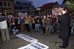 Demonstrace před třebíčskou radnici v prosinci 2007.