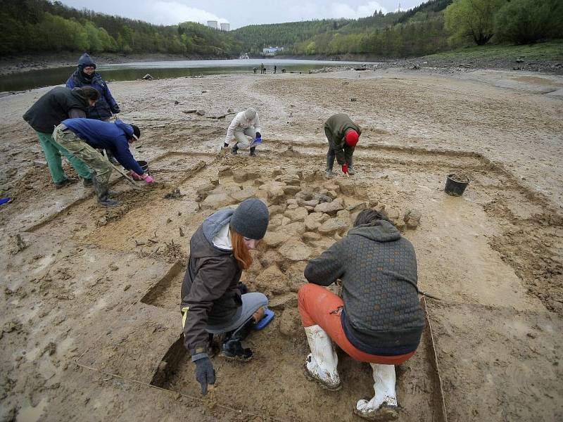 Objevená kamenná struktura bývala základem pro chýši. Právě ve spárách mezi dlaždicemi a v jejich okolí se našlo nejvíce drobných předmětů, často opracovaný křišťál, který si naši předci z Plevovců přinášeli od Velkého Meziříčí.