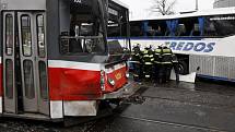 V Praze na Florenci se v pondělí dopoledne srazil zájezdový autobus společnosti Tredos s tramvají. Při nehodě bylo lehce zraněno šest lidí.