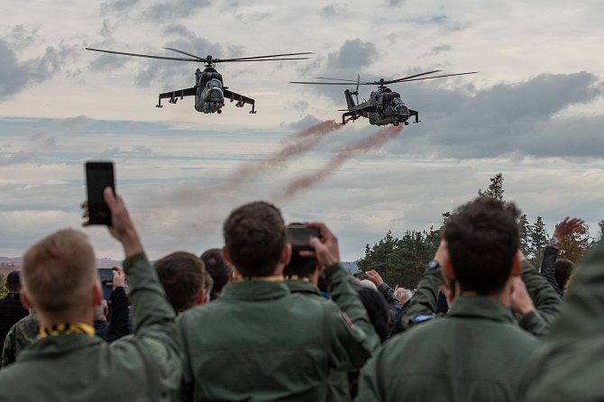Téměř tři stovky hostů se přišly na základnu rozloučit s bojovými vrtulníky Mi-24.