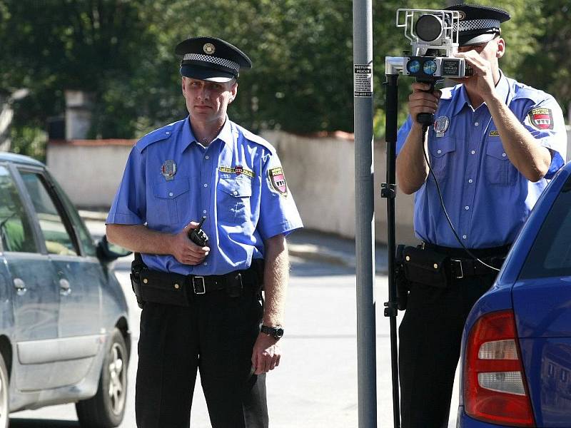 Městská policie začala v úterý po mnoha měsících znovu měřit rychlost. S laserovým přístrojem vyrazili strážníci do ulice 9. května.