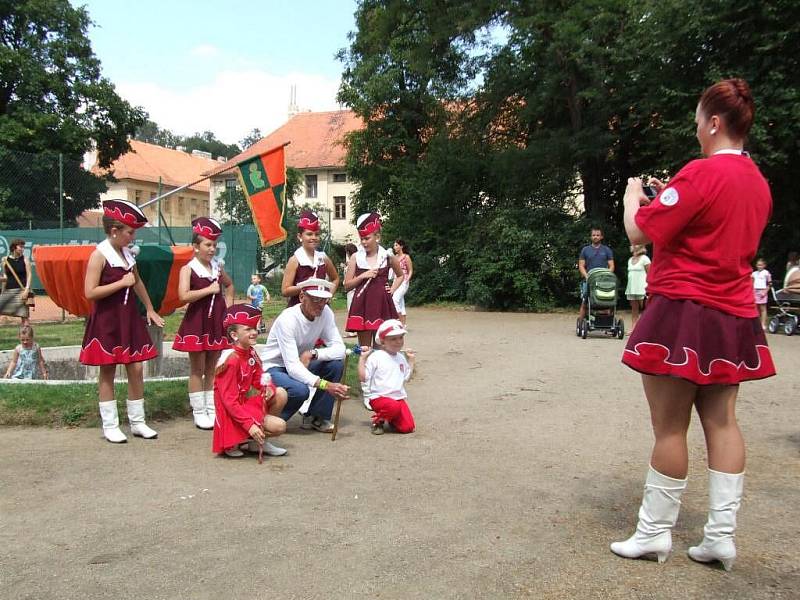 Purkrabí a pážata pomáhali při Setkání Zámečáků