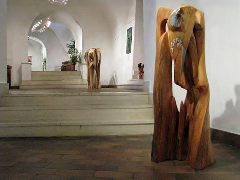 V třebíčské galerii Malovaný dům vystavuje své obrazy, sochy a digitální fotografie Lubomír Kerndl.