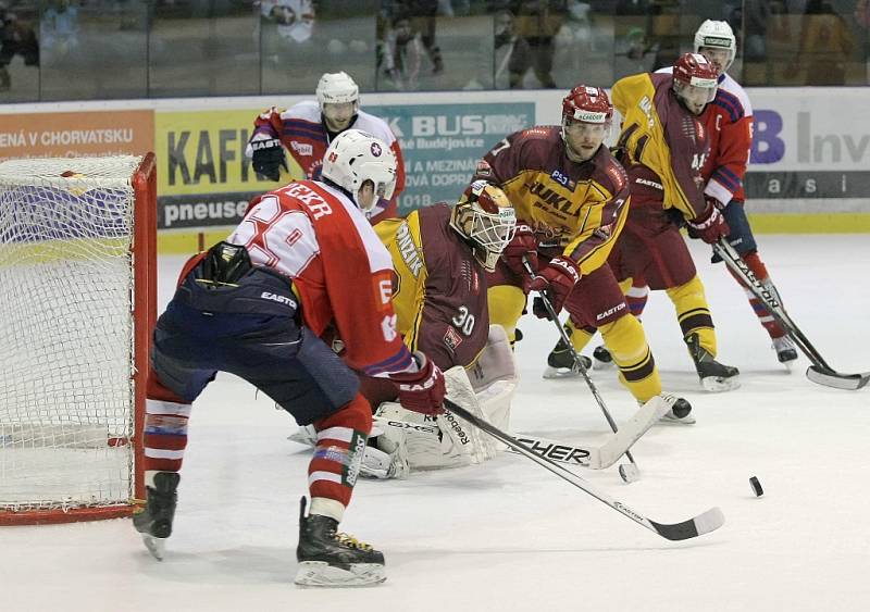 Jediným třebíčským hráčem, který našel recept na jihlavského brankáře Davida Honzíka, byl Matěj Pekr. Na snímku z předposlední minuty derby právě podruhé zasouvá kotouč do svatyně Dukly a snižuje stav na 2:3.