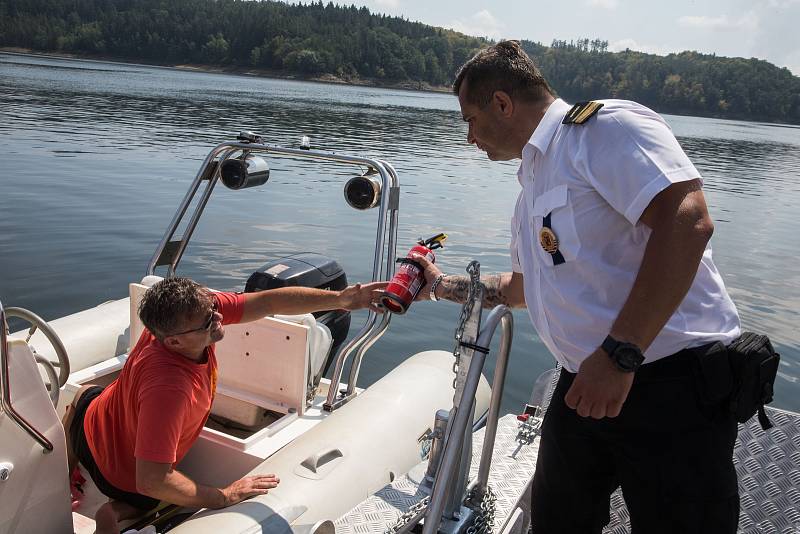 Policejní hlídka na Dalešické přehradě.