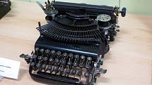 Přenosný psací stroj Adler vyrobený v roce 1920.