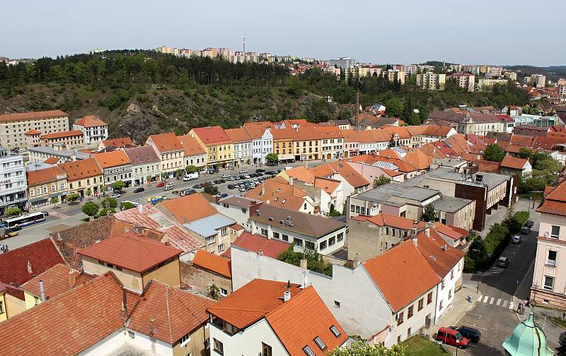 Výhled z ochozu městské věže při kostele sv. Martina v Třebíči.