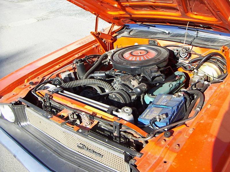 Oranžový Dodge Challenger 1970 jezdí v ulicích Třebíče. Zvuk jeho motoru zvukem nikdo nepřeslechne.