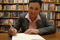Věra Jourová při autogramiádě své knihy v Třebíči.