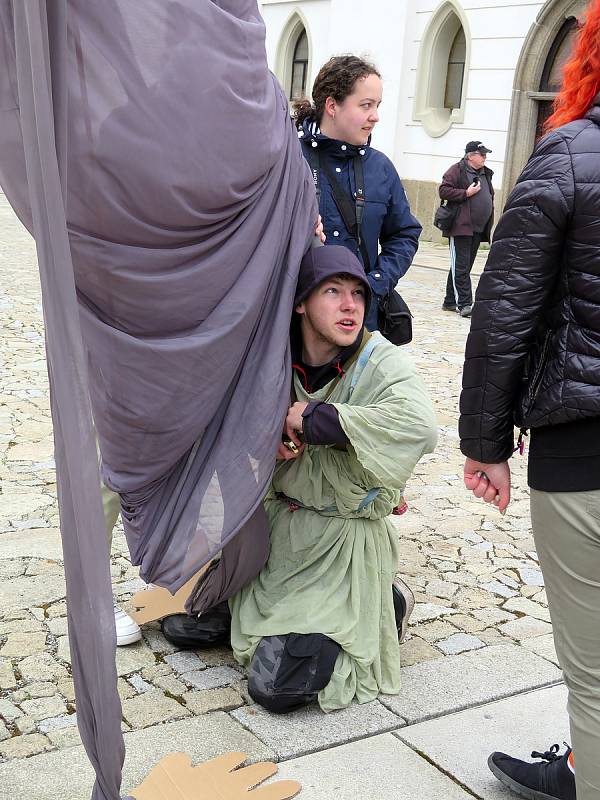 Mladý muž uvnitř Morany se asi docela zapotil - figurína má dobré čtyři metry na výšku.