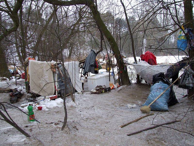 Jaroměřická bezdomovkyně si vytvořila na břehu řeky Rokytné svérázný přístřešek.