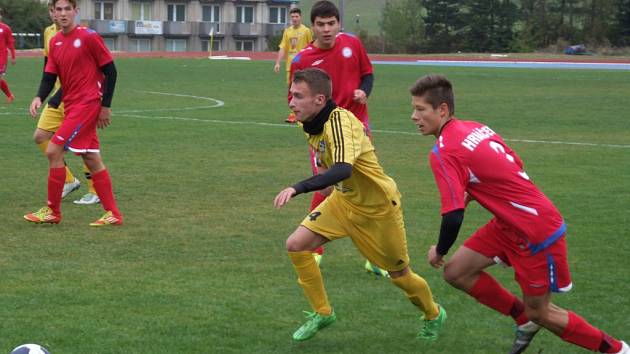 Celkem šest gólů nastříleli starší dorostenci HFK Třebíč (v červeném) krajskému rivalovi z Velkého Meziříčí, kterého hostili v 11. kole divize D.