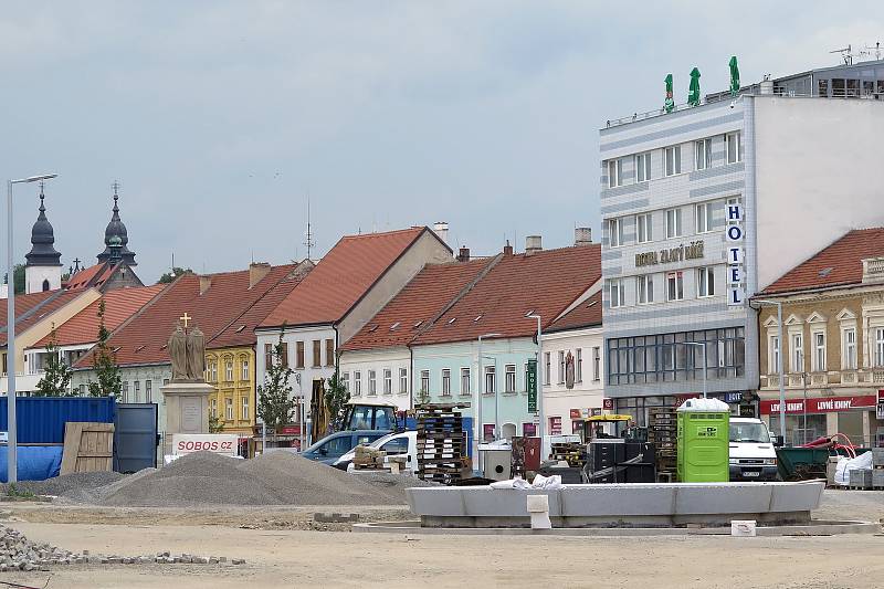 Na východní straně Karlova náměstí se buduje kruhová kašna.