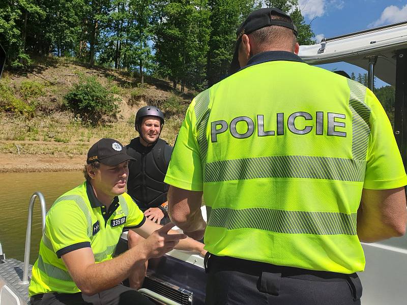 Policisté kontrolují v létě přehradu téměř denně.