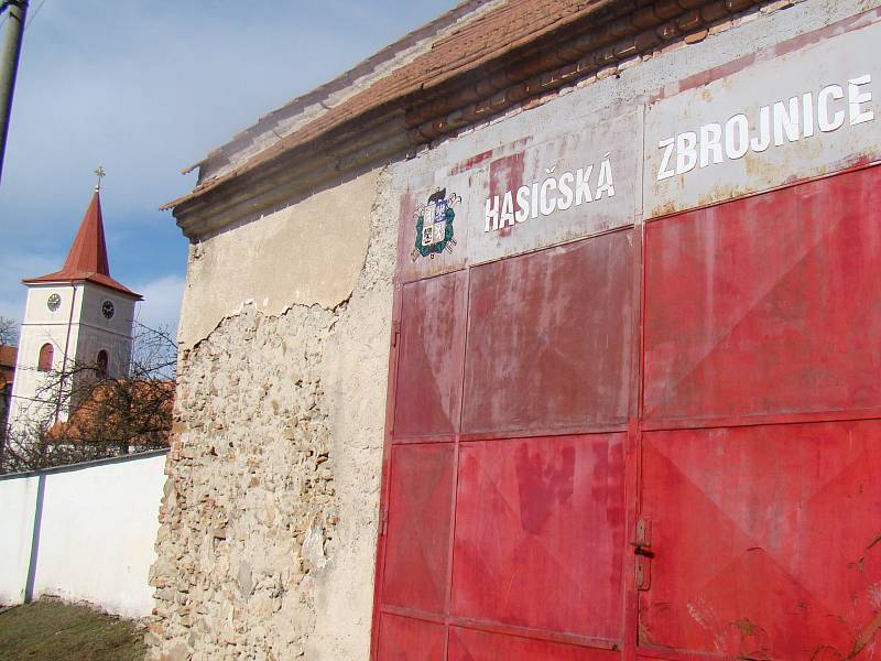 Starou hasičskou zbrojnici už získala římskokatolická farnost. Evangelíci usilují o další obecní majetek. 