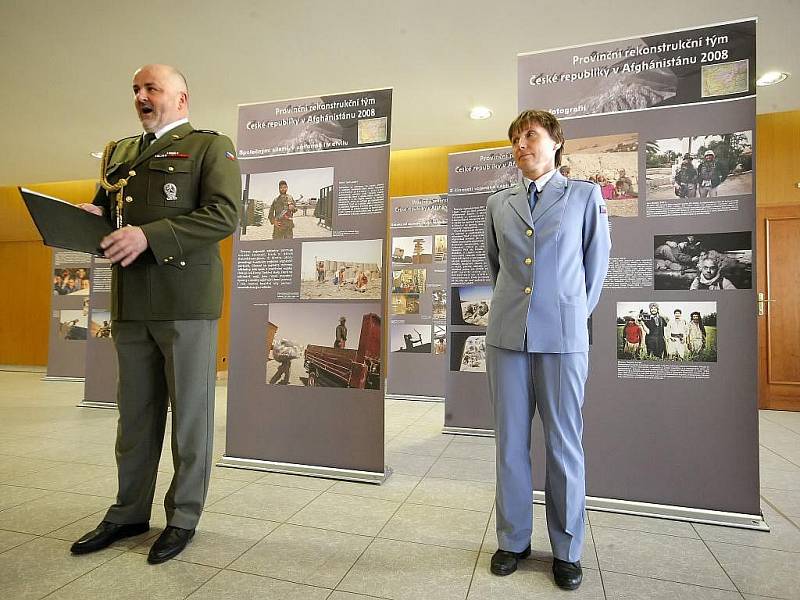 Neobvyklá vernisáž proběhla v úterý v Kongresovém centru Pasáž v Třebíči, kde byly představeny fotografie a artefakty dokumentující práci a život Provinčního rekonstrukčního týmu ČR v afghánském Logaru.