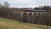 Souprava KŽC "pózuje" na viaduktu u Velkého Meziříčí.