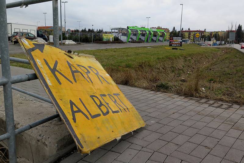 Prodej kaprů u třebíčského Hypermarketu Albert.