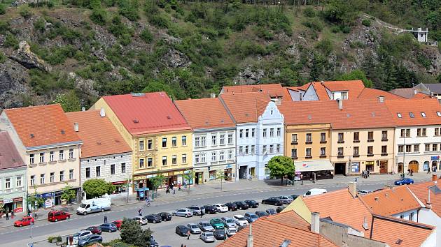 Výhled z ochozu městské věže při kostele sv. Martina v Třebíči.