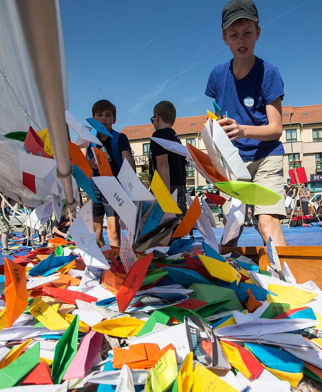 Příznivci Katolického gymnázia v Třebíči složili 4825 papírových lodiček a zapsali se do České knihy rekordů.