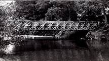 Most na Polance v sedmdesátých letech. Britská ženijní mostní konstrukce Bailey je na snímku zachycena ještě v původní podobě, spojená pouze čepy a svorkami. Někdy v letech osmdesátých došlo k poškození konstrukce, když na most najelo přetížené nákladní a