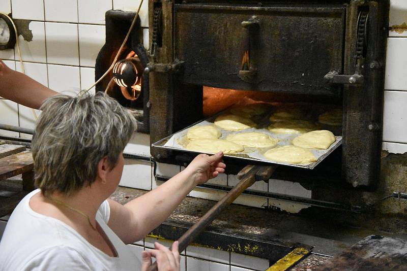 Tomáš Weber obnovil výrobu v pekárně v Třebíči. Svoje pečivo peče v parní peci z roku 1933.  V té době tam totiž fungovala Weberova pekárna.