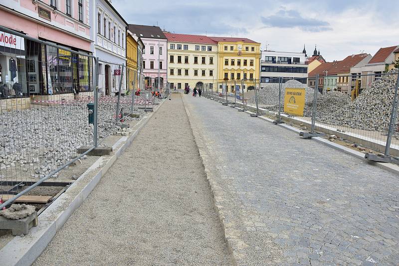Revitalizace Karlova náměstí v Třebíči se přesunula na spodní stranu, na horní straně mezitím dláždí chodníky a cesty