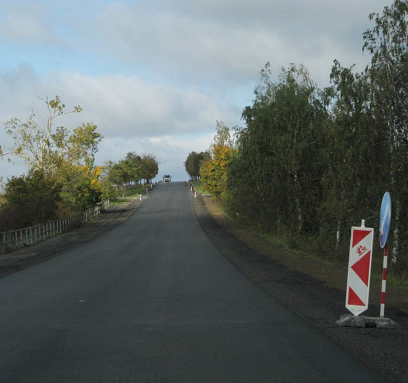 Nově opravená silnice z Třebíče směrem k Jaderné elektrárně Dukovany.