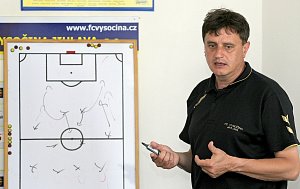Trenér Josef Vrzáček.