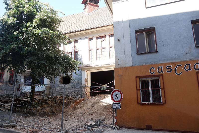 Přestavba sto let starého kina Moravia v Třebíči na komunitní centrum je v plném proudu. Hotová má být v srpnu 2019.