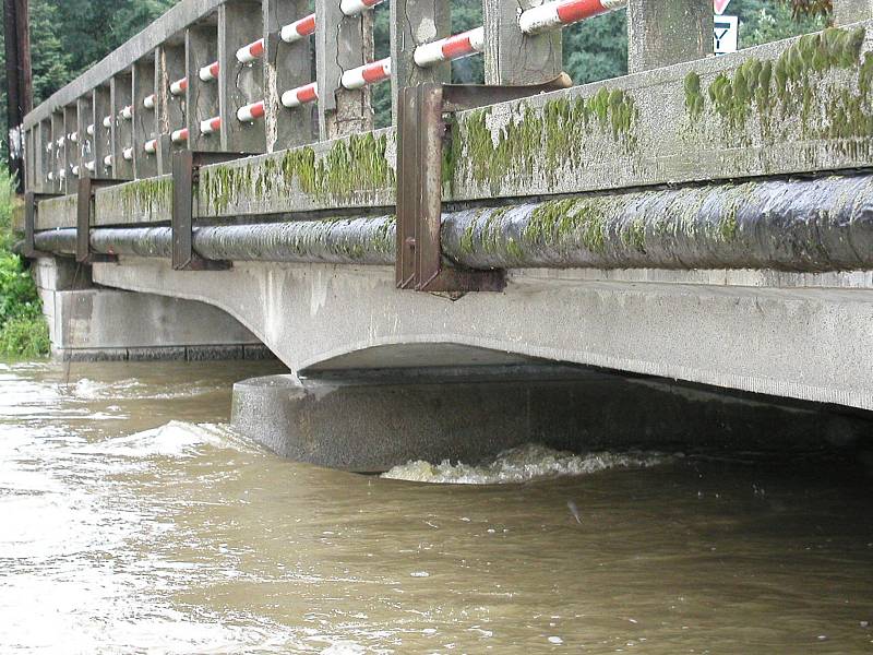 Povodně v roce 2002 na Třebíčsku. Rozvodněná řeka Rokytná.