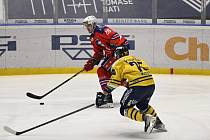 Hokejisté Horácké Slavie Třebíč (v červených dresech) v sobotu podlehli Zlínu těsně 1:2, v semifinále play-off Chance ligy 1:4, a letošní sezona jim tak skončila.