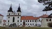 Klášter byl změněn na zámek již Pernštejny. Tehdy přestal být církevním majetkem