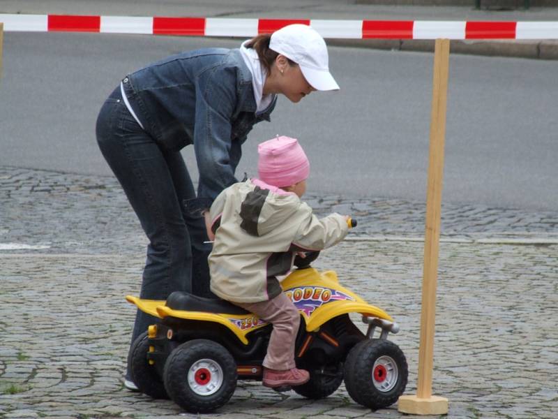 Strážníci, kteří jsou hlavními pořadateli akce, si pro děti i veřejnost připravili cyklistickou jízdu zručnosti, kvizy a vědomostní soutěže s dopravní tématikou, zkoušku resuscitace, lanové lávky i skákací hrad či prohlídku hasičského vozu.