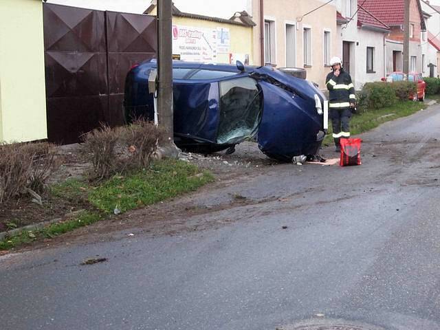 Nárazem do sloupu elektrického vedení zakončil svoji jízdu v sobotu ráno řidič osobního vozu značky Alfa Romeo.