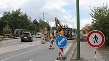 Rozkopané silnice v Třebíči. Sucheniova ulice. Tady má být do konce října pod vozovkou podchod.