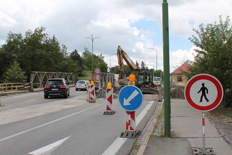 Rozkopané silnice v Třebíči. Sucheniova ulice. Tady má být do konce října pod vozovkou podchod.