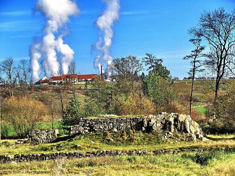 Pozůstatky zaniklé osady a tvrze Mstěnice. V pozadí vodní páry z chladících věží JE Dukovany, foto Ludvík Havlát