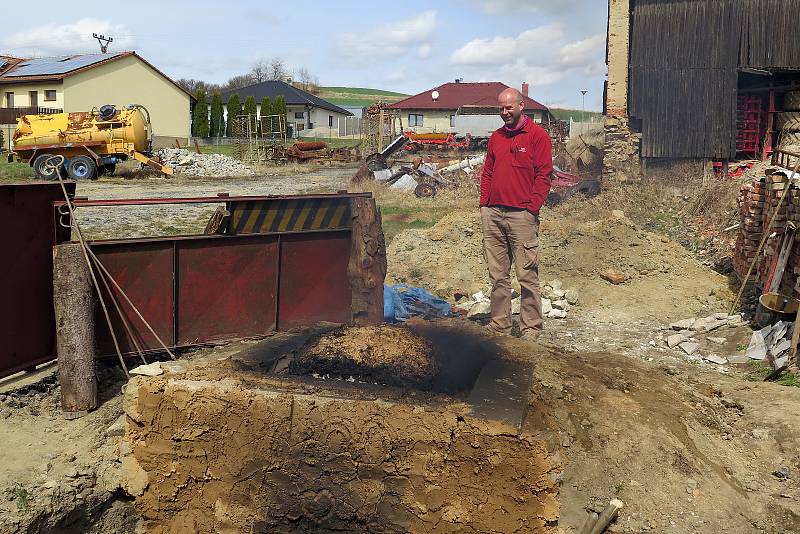 Fouká vítr. Kovové pláty brání tomu, aby proud větru nesměřoval do komína seshora. Ne vždy je ale toto opatření účinné.