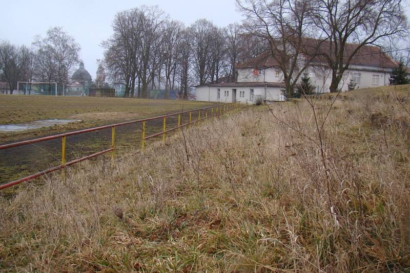 Bohaté plesy, závody a cvičení jsou v sokolském areálu v Jaroměřicích minulostí. Společenský sál zahalil prach, budovu „zkrášlili“ sprejeři, fotbalové hřiště půlí vyšlapaná pěšinka a tribuny pokryl mech a plevel.