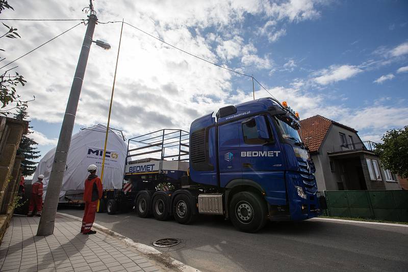 Transport prvních dvou velkých nádrží z Kramolína u Dukovan.