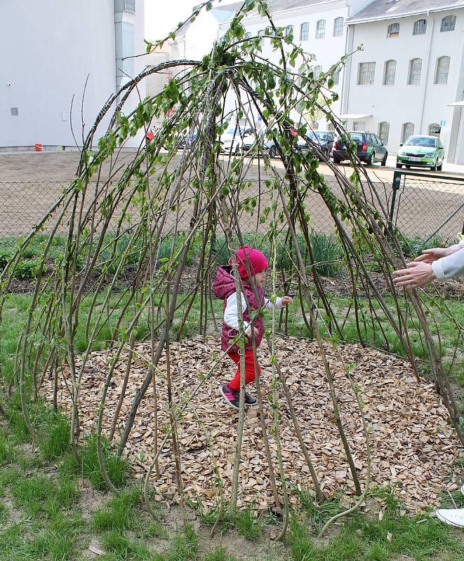 Mateřská školka Na Hradě otevřela svoji přírodní zahradu.