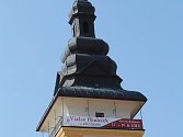 Na věži v Moravských Budějovicích už visí poutač na Hudečkův hudební festival.