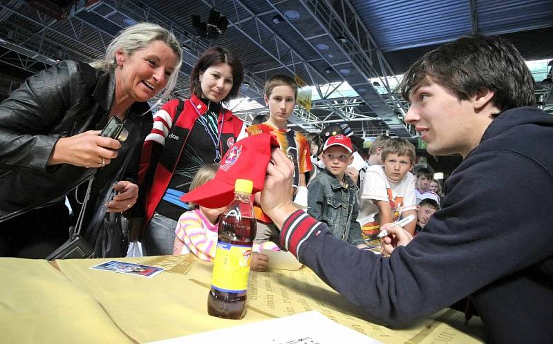 V pondělí odpoledne se mohli třebíčští příznivci hokeje pokochat nejcennější tuzemskou trofejí pohárem pro vítěze extraligy.