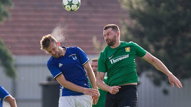 Ve finále krajského poháru Vysočiny byli fotbalisté Nové Vsi (v modrých dresech) nad síly Rapotic (v zelených dresech).