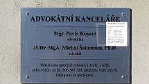 Cedulka upozorňující na advokátní kancelář ministra pro legislativu Michala Šalomouna na jeho pobočce v Moravských Budějovicích.
